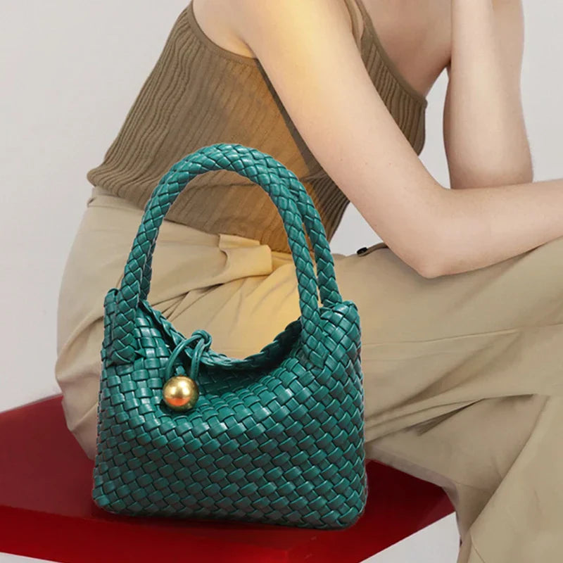 ASTRID™ | ELEGANTE VEVET MED GULLDETALJER
