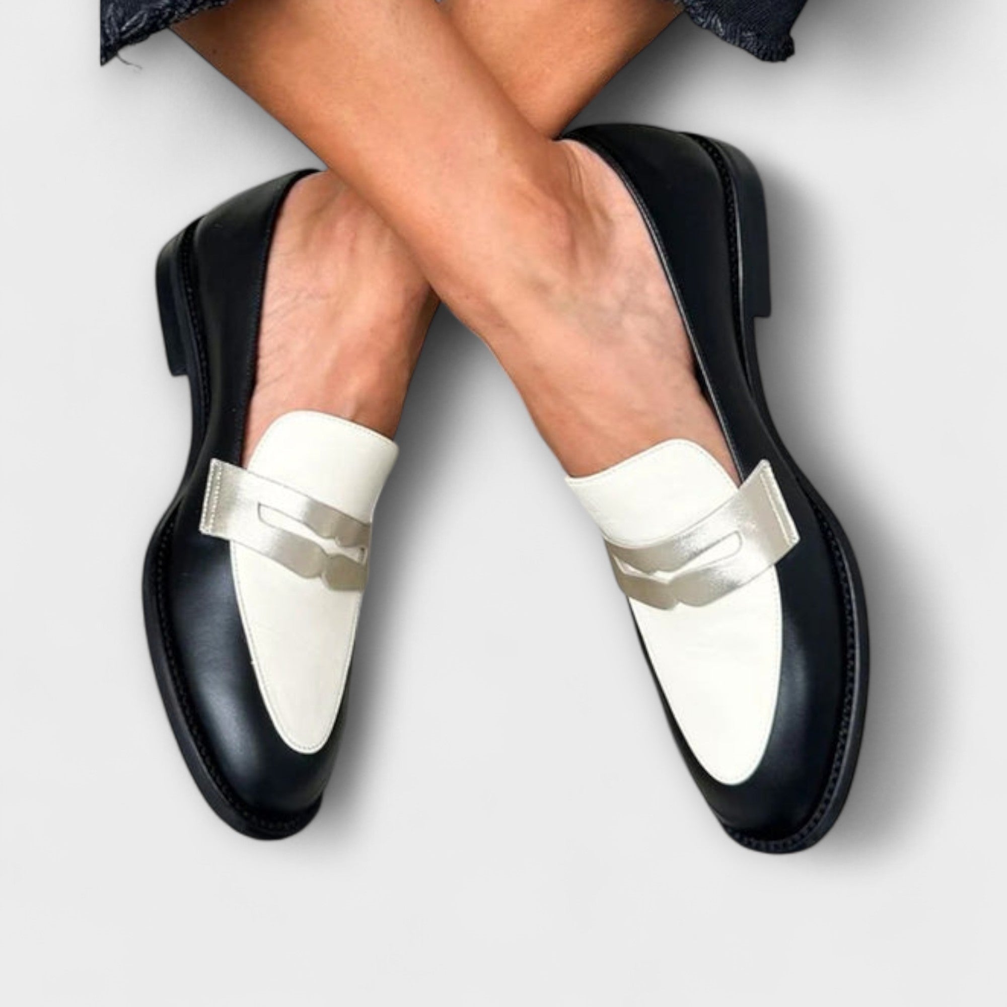 Xara – Sorte Loafers med Metallisk Glans